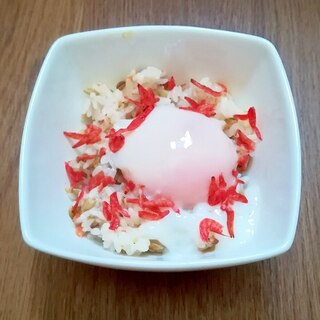 温泉卵と干し桜えびの雑穀米入りご飯